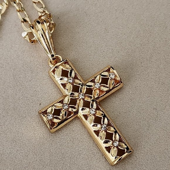 Beautiful Gold Cross Pendant with 22" Gold Cuban Link Chain Set - Picture 4 of 7